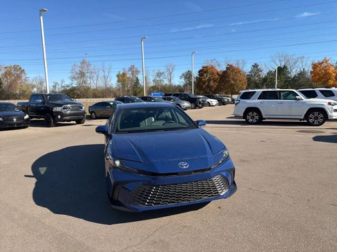 Used 2025 Toyota Camry SE image 7