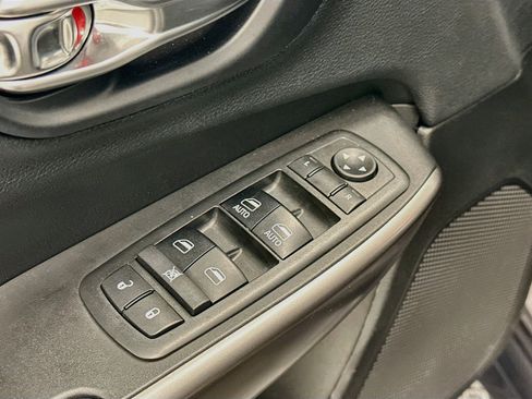 Used 2019 Jeep Cherokee Latitude Plus w/ Comfort/Convenience Group AWD/4WD image 15