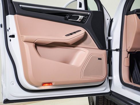 Certified 2025 Porsche Macan image 25