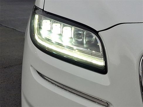 Certified 2022 Lincoln Nautilus Reserve w/ Equipment Group 202A image 10