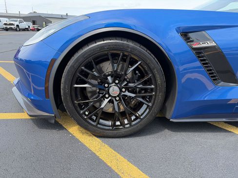 Used 2015 Chevrolet Corvette Z06 w/ 3LZ Preferred Equipment Group RWD image 9