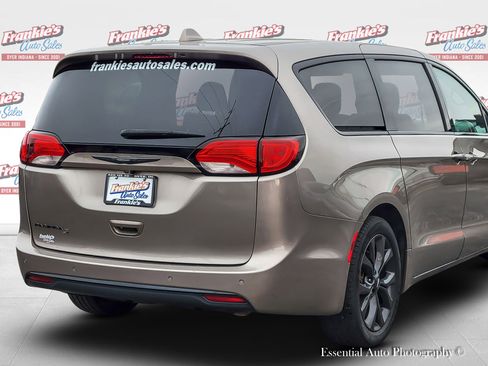 Used 2018 Chrysler Pacifica Touring Plus image 5