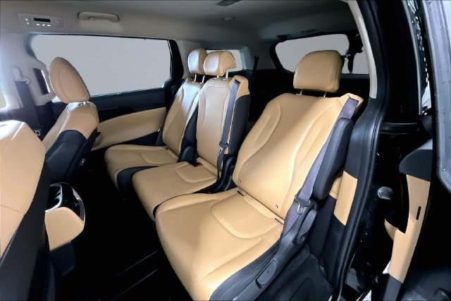 Used 2023 Kia Carnival EX FWD image 22