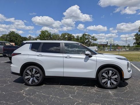New 2026 Mitsubishi Outlander SE FWD image 2