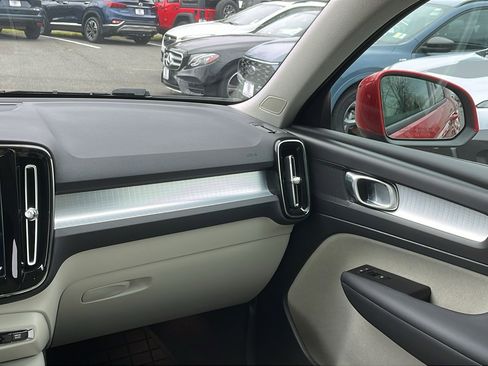 Used 2022 Volvo XC40 T5 Momentum image 22