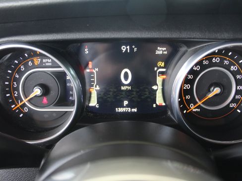 Used 2018 Jeep Wrangler Unlimited Sahara AWD/4WD image 32