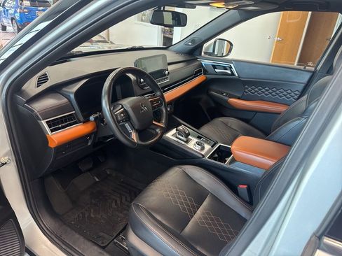 Used 2024 Mitsubishi Outlander SEL image 2