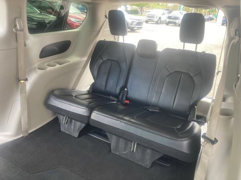 Used 2023 Chrysler Pacifica Touring-L FWD image 15
