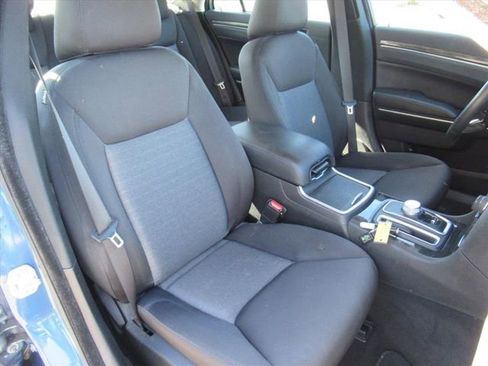 Used 2021 Chrysler 300 Touring w/ Chrome Appearance Package RWD image 9