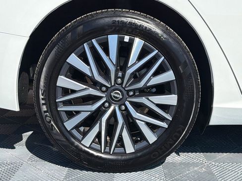 Used 2025 Nissan Altima 2.5 SV image 18