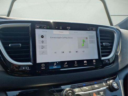 Used 2025 Chrysler Pacifica Select FWD image 15