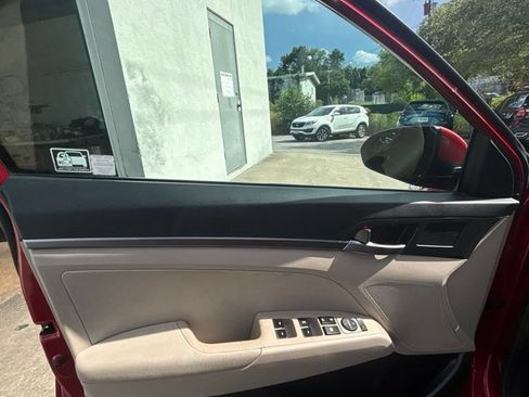 Used 2017 Hyundai Elantra SE FWD image 11