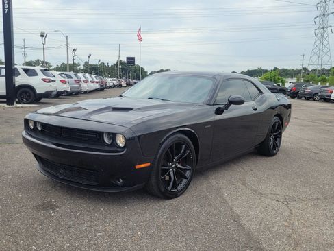 Used 2018 Dodge Challenger R/T w/ Blacktop Package RWD image 3