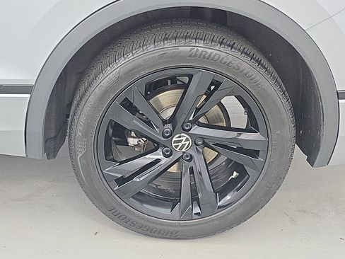 Certified 2023 Volkswagen Tiguan SE R-Line image 33