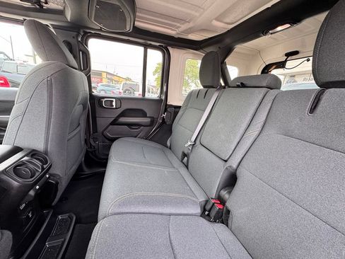 Used 2025 Jeep Wrangler Unlimited Sahara AWD/4WD image 16