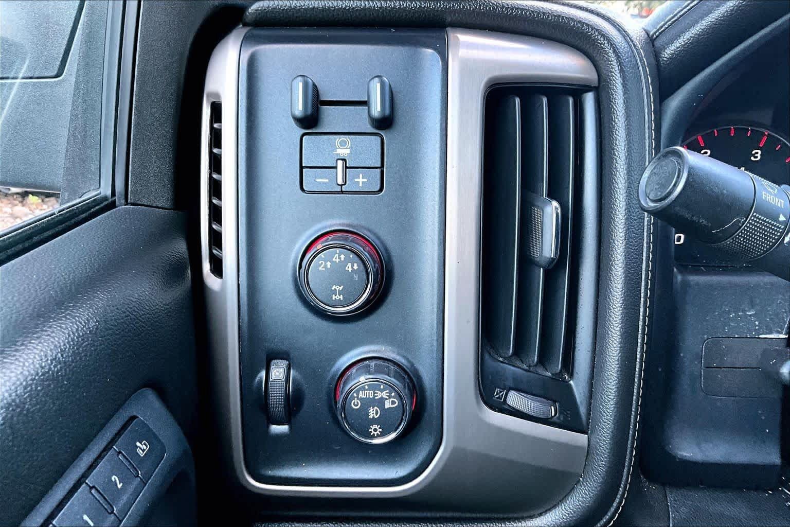Used 2015 GMC Sierra 2500 Denali w/ Duramax Plus Package AWD/4WD image 34