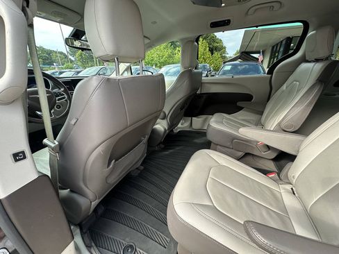 Used 2017 Chrysler Pacifica Touring-L w/ Tire & Wheel Group FWD image 11