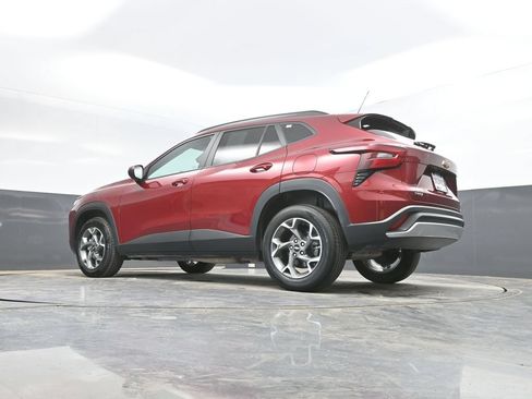 Used 2025 Chevrolet Trax LT FWD image 35