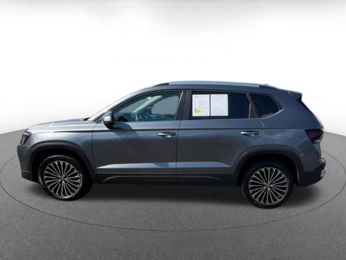 Used 2025 Volkswagen Taos SE FWD image 8