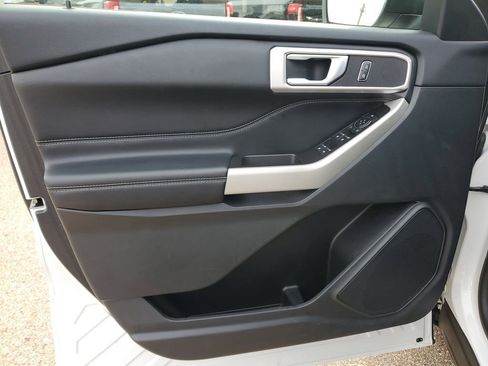 Used 2022 Ford Explorer XLT image 12