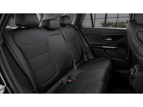 Used 2025 Mercedes-Benz GLC 350e 4MATIC image 5