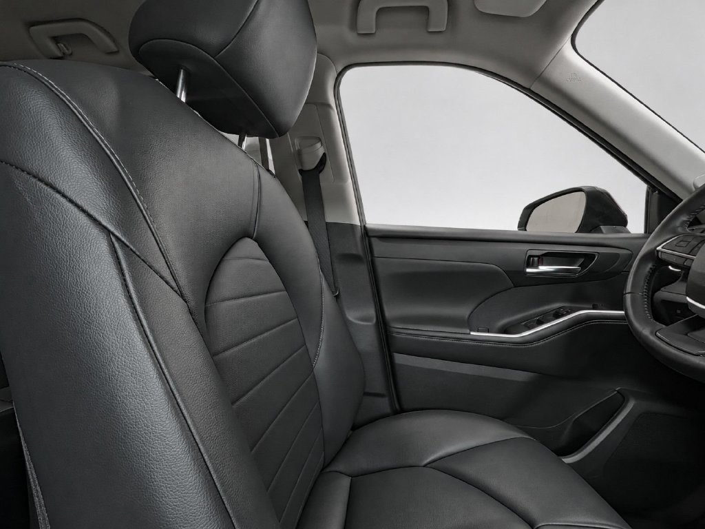Used 2022 Toyota Highlander XLE AWD/4WD image 16