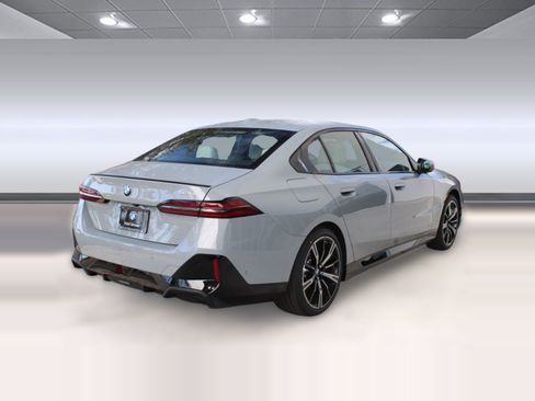 Used 2026 BMW 530i w/ M Sport Package RWD image 9