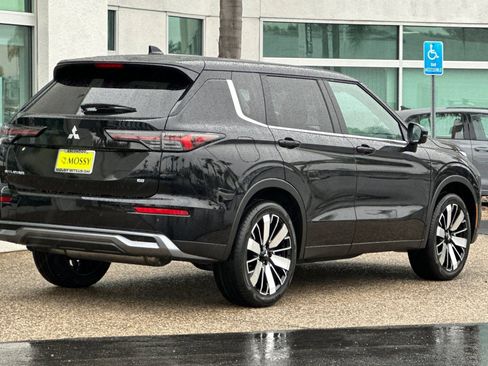 New 2026 Mitsubishi Outlander SE image 4
