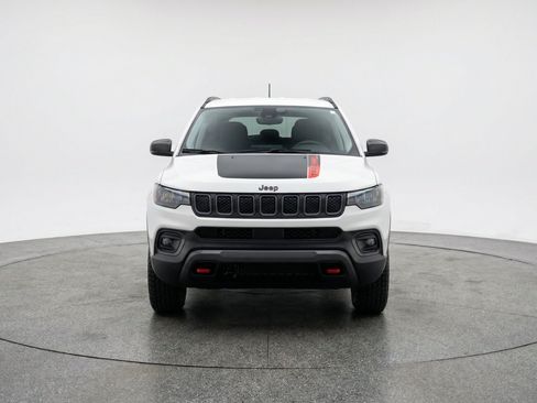 Used 2025 Jeep Compass Trailhawk AWD/4WD image 2