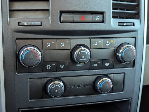 Used 2010 Dodge Grand Caravan SE image 21