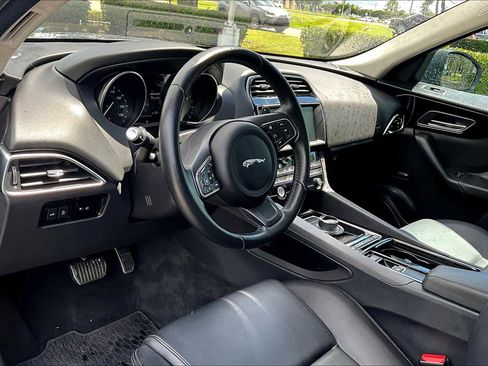 Used 2019 Jaguar F-PACE Premium image 33