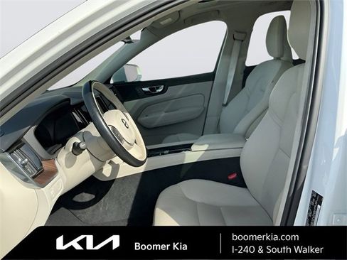 Used 2022 Volvo XC60 B5 Momentum image 17
