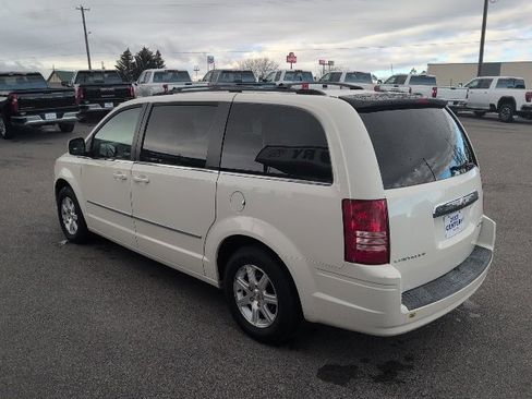 Used 2009 Chrysler Town & Country Touring image 8