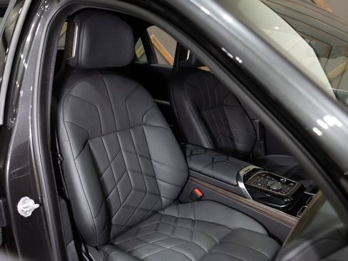 Used 2025 BMW i7 xDrive60 image 33