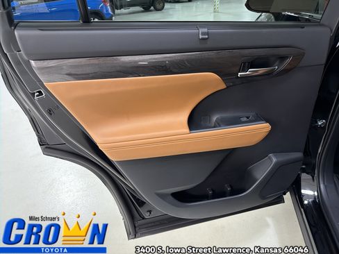 New 2026 Toyota Highlander Platinum image 24