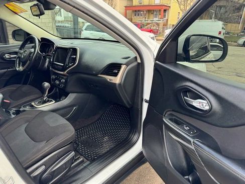 Used 2016 Jeep Cherokee Latitude w/ Cold Weather Group image 29