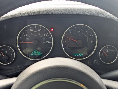 Used 2017 Jeep Wrangler Unlimited Sahara w/ Connectivity Group image 13