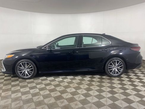 Used 2022 Toyota Camry XLE w/ Navigation Upgrade Package image 28