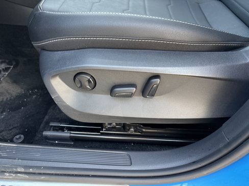 Certified 2025 Volkswagen Taos SE image 11