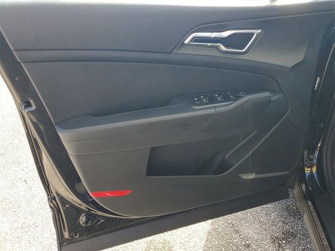 New 2025 Kia Sportage LX image 8