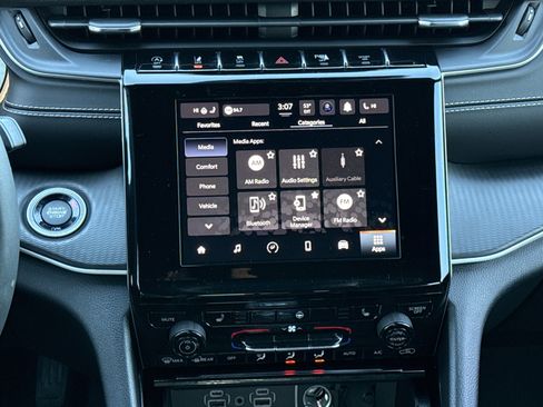 Used 2023 Jeep Grand Cherokee L Laredo image 28