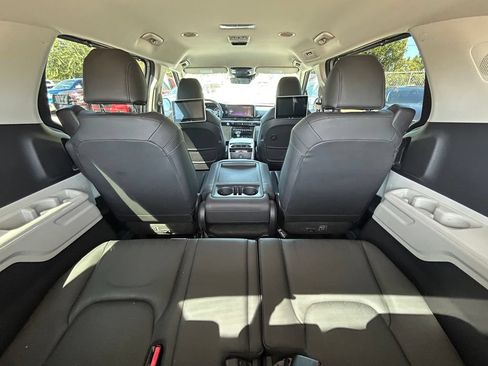 Used 2023 Kia Carnival EX FWD image 13
