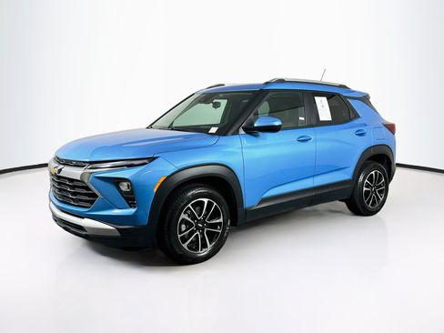 Used 2025 Chevrolet TrailBlazer LT FWD image 3