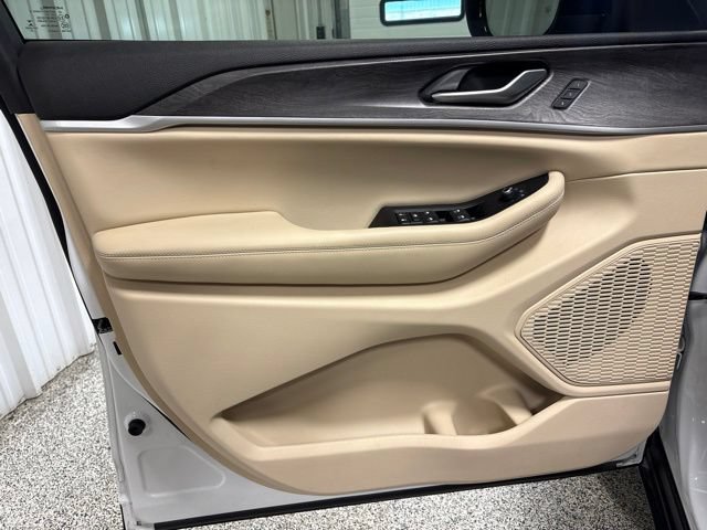 Used 2023 Jeep Grand Cherokee Limited w/ Luxury Tech Group II AWD/4WD image 12