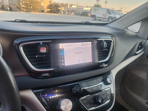 Used 2022 Chrysler Voyager LX image 15