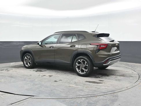 Used 2024 Chevrolet Trax LT w/ Sunroof Package FWD image 2