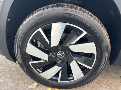 Used 2025 Volkswagen Atlas Cross Sport SE image 30