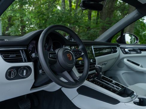 Certified 2026 Porsche Macan AWD/4WD image 4