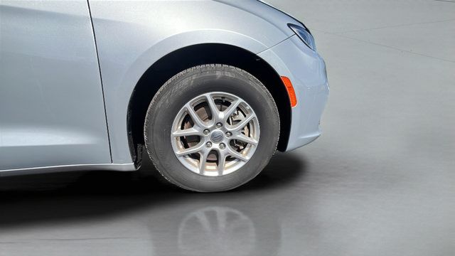 Used 2024 Chrysler Pacifica Touring-L FWD image 29