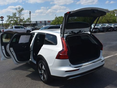 Used 2023 Volvo V60 B5 Cross Country Plus w/ Climate Package AWD/4WD image 17